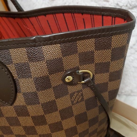 Louis Vuitton Neverfull MM in Cherry Interior - Picture 6 of 16